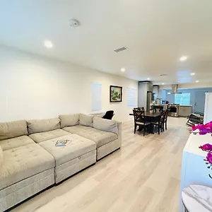 New Spacious House In Near Disneyland-knott In Without Backyard In The Same Lot Of 3 Separate Anaheim